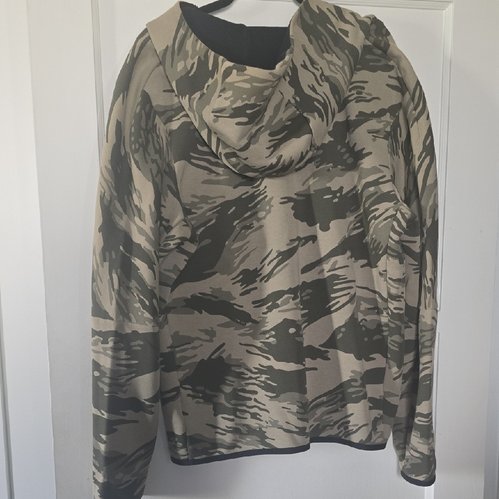 Nike Men's Green and Tan Camouflage Windbreaker - Picture 3 of 3